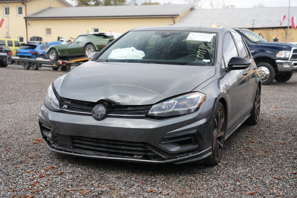 2018 Volkswagen Golf R – dynamiczny hot-hatch sprowadzony z USA za 70 tys. zł pod dom