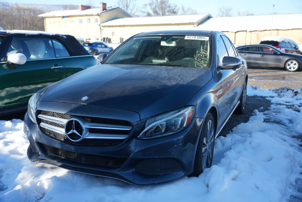 2015 Mercedes-Benz Klasy C AWD – komfortowa limuzyna premium z USA